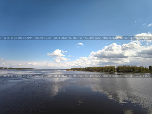 Широкая река с лесистым берегом под облачным небом. Стоковое фото, фотограф Мария Сергеева / Фотобанк Лори