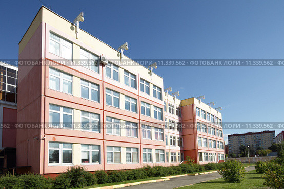 Школа №9 в новом микрорайоне подмосковной Лобне (2015 год). Стоковое фото, фотограф Дмитрий Неумоин / Фотобанк Лори
