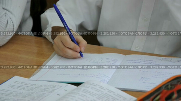 Школа. Ученик на уроке пишет в тетрадке (2012 год). Редакционное видео, видеограф Федор Королевский / Фотобанк Лори