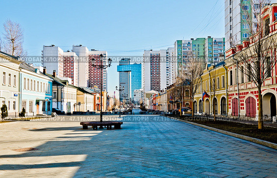 Школьная улица. Солнечно. Ранняя весна. Москва. Россия. Редакционное фото, фотограф E. O. / Фотобанк Лори