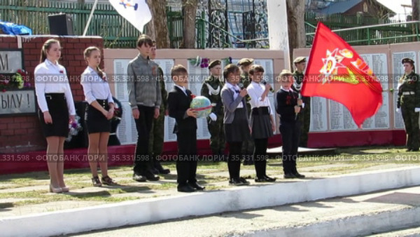 Школьники выступают на празднике День Победы (2017 год). Редакционное видео, видеограф Владислав Сабанин / Фотобанк Лори