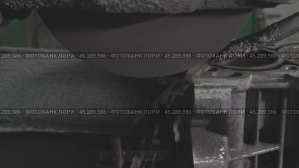 Шлифовка плоскости блока цилиндров на шлифовальном станке в автомастерской. Ремонт двигателя автомобиля. Стоковое видео, видеограф EStarodubov / Фотобанк Лори