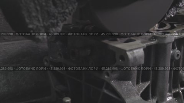 Шлифовка плоскости блока цилиндров на шлифовальном станке в автомастерской, со звуком. Крупный план. Ремонт двигателя автомобиля. Стоковое видео, видеограф EStarodubov / Фотобанк Лори