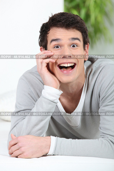Shocked man at home. Стоковое фото, агентство Ingram Publishing / Фотобанк Лори