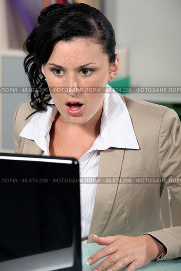 Shocked woman reading an e-mail. Стоковое фото, агентство Ingram Publishing / Фотобанк Лори