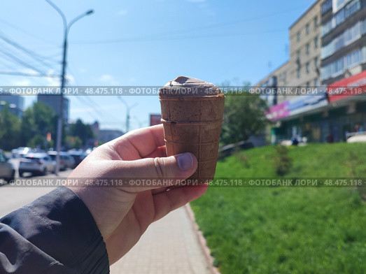 Шоколадное мороженое в руке. Chocolate ice cream in your hand. 巧克力冰淇淋在你的手中。 Стоковое фото, фотограф Денис Баданин / Фотобанк Лори