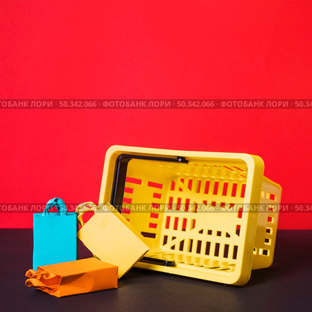 shopping basket with toy packets. Стоковое фото, агентство Ingram Publishing / Фотобанк Лори