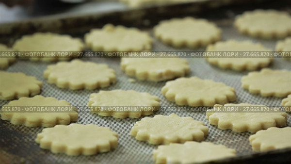 Shortbread on the tray. Стоковое видео, видеограф Roman Larchikov / Фотобанк Лори