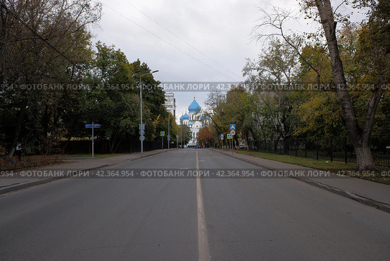 Шоссейная улица и Николо-Перервинский монастырь в Печатниках, Москва. Perspective of Shosseynaya street with Nikolo-Perervinsky monastery in background. Cloudy autumn view. (2022 год). Стоковое фото, фотограф Александр Кузнецов / Фотобанк Лори