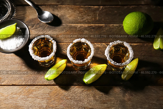Шоты вкусной текилы с лаймом на деревянном фоне. Стоковое фото, фотограф Pixel_shot / Фотобанк Лори