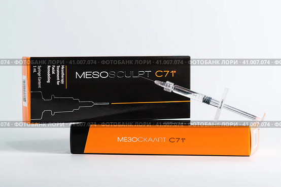 Шприц с косметологическим препаратом Meso Sculptor C71 производства Premier pharmaceutical лежит на черно-оранжевой упаковке (2022 год). Редакционное фото, фотограф Наталья Гармашева / Фотобанк Лори