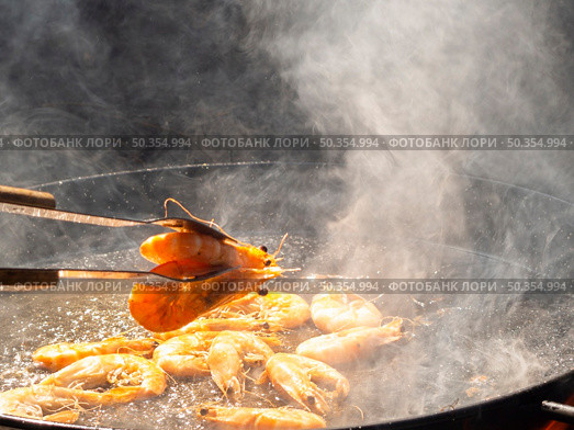 shrimps frying oil pan. Стоковое фото, агентство Ingram Publishing / Фотобанк Лори