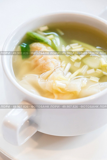 Shrimps Wonton dumpling Soup, groumet chinese cuisine. Стоковое фото, агентство Ingram Publishing / Фотобанк Лори