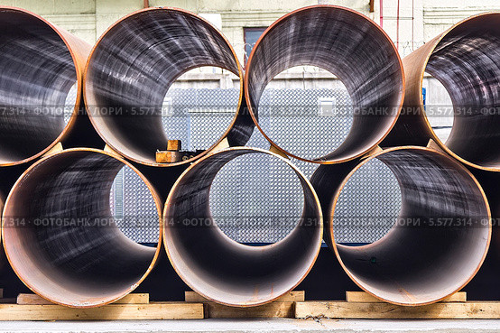 Штабель труб большого диаметра на строительстве подводящего газопровода высокого давления при реконструкции ТЭЦ-16 ОАО «Мосэнерго» в Москве (2013 год). Редакционное фото, фотограф Владимир Сергеев / Фотобанк Лори