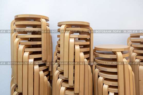 Штабеля табурета Stool 60 из гнутой березы в библиотеке Алвара Аалто. Выборг. Ленинградская область (2021 год). Редакционное фото, фотограф Румянцева Наталия / Фотобанк Лори