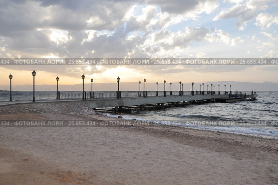 Шторм на Красном море. Пирс. Акаба, Иордания (2012 год). Стоковое фото, фотограф Ирина Быстрова / Фотобанк Лори