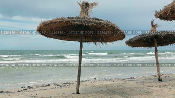 Штормовое море и зонтики на пляже в сильный ветер (2012 год). Стоковое видео, видеограф Кекяляйнен Андрей / Фотобанк Лори