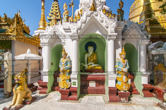 Shwedagon Paya is the most sacred golden buddhist pagoda in Yangon, Myanmar. Стоковое фото, агентство BE&W Photo / Фотобанк Лори
