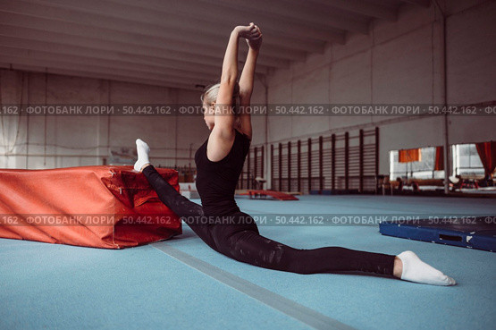 sideways woman exercising gymnastics olympics. Стоковое фото, агентство Ingram Publishing / Фотобанк Лори