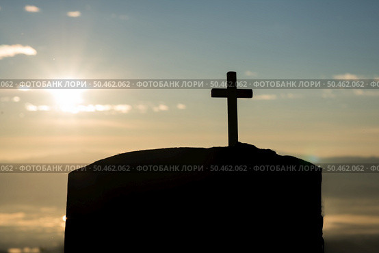 Silhouette of catholic cross and sunrise. Стоковое фото, агентство Ingram Publishing / Фотобанк Лори