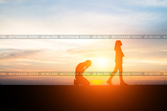 Silhouette of couple upset,man and women are quarrel in sunset t. Silhouette of couple upset,man and women are quarrel in sunset time. Стоковое фото, агентство Ingram Publishing / Фотобанк Лори