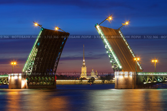 Символ Санкт-Петербурга - разведённый Дворцовый мост (2012 год). Редакционное фото, фотограф Литвяк Игорь / Фотобанк Лори