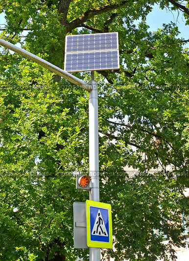 Система импульсной индикации на базе светофора на солнечной батарее Solar Traffic Light и дорожный знак "Пешеходный переход" Стоковое фото, фотограф Ирина Борсученко / Фотобанк Лори