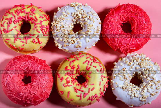 Six donuts on a pink background. Стоковое фото, фотограф Елена Блохина / Фотобанк Лори