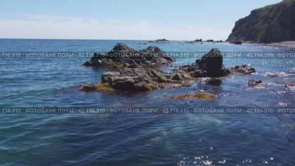 Скалы восточного Приморья и японское море, видео с дрона. Стоковое видео, видеограф Павел Сапрыкин / Фотобанк Лори