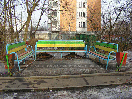 Скамейки для отдыха во дворе дома в Гольянове в Москве (2009 год). Стоковое фото, фотограф lana1501 / Фотобанк Лори