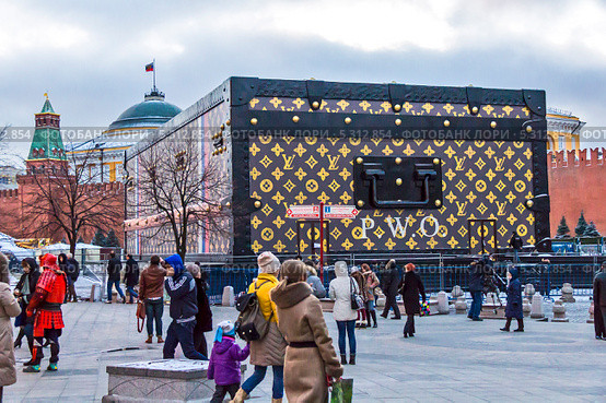 Скандальная рекламная акция компании Louis Vuitton («Луи Витон») на Красной площади (2013 год). Редакционное фото, фотограф Владимир Сергеев / Фотобанк Лори