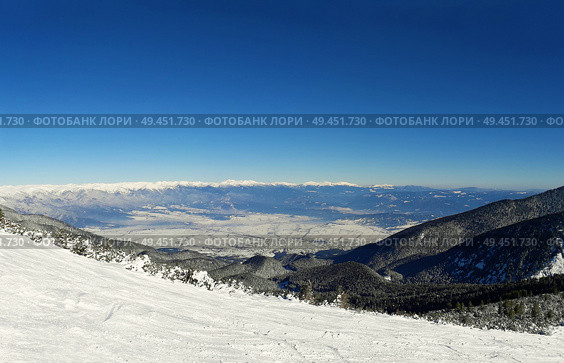 Ski slope and panorama of winter mountains. Alpine ski resort Bansko, Bulgaria. Стоковое фото, агентство Ingram Publishing / Фотобанк Лори