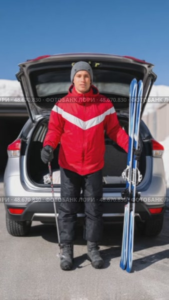 Skier getting ready for skiing with car and skis. Стоковое AI-видео, аниматор Юрий Поздников / Фотобанк Лори