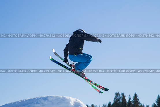 Skier skiing on the slopes of the mountain. Winter sports. Лыжник в полёте. Стоковое фото, фотограф Александр Поташев / Фотобанк Лори