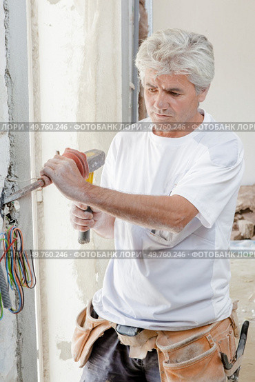 Skilful mason using a chisel. Стоковое фото, агентство Ingram Publishing / Фотобанк Лори