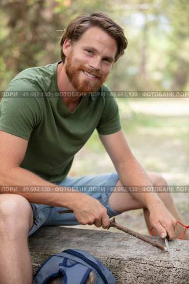 skillful man whittling pole in forest. Стоковое фото, агентство Ingram Publishing / Фотобанк Лори