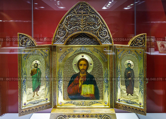 Складень «Господь Вседержитель, святой Иоанн Предтеча, преподобномученица Евгения», 1899-1908 г., выставка «Красота святости и Святость красоты» музей Фаберже, Санкт-Петербург. 2024 г. Стоковое фото, фотограф Головкова Елена / Фотобанк Лори