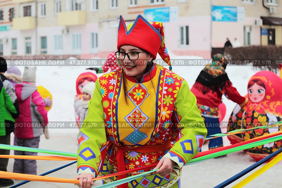 Скоморох играет с детьми. Масленица.. Редакционное фото, фотограф Анатолий Матвейчук / Фотобанк Лори