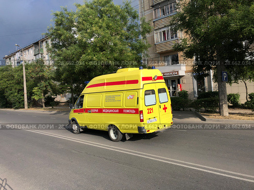 Скорая медицинская помощь едет на вызов (2018 год). Редакционное фото, фотограф Кузнецов Максим / Фотобанк Лори