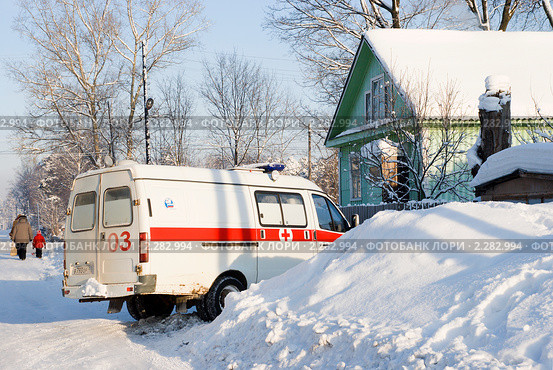 Скорая помощь на сельской улице (2011 год). Редакционное фото, фотограф Александр Щепин / Фотобанк Лори