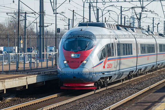 Скоростной электропоезд ЭВС1-16 "Сапсан" в движении мартовским днем (2024 год). Редакционное фото, фотограф Виктор Карасев / Фотобанк Лори