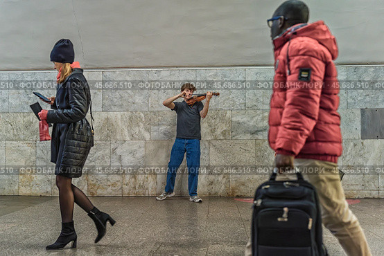 Скрипач в метро. Редакционное фото, фотограф Пучков Андрей Александрович / Фотобанк Лори
