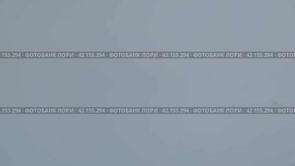 Следы на белом снегу. Белоснежный покров снега нарушен следами идущего по нему человека. Рядом стоит дерево, у его ствола снега меньше, чем вокруг. Стоковое видео, видеограф Andrew_Swarga / Фотобанк Лори