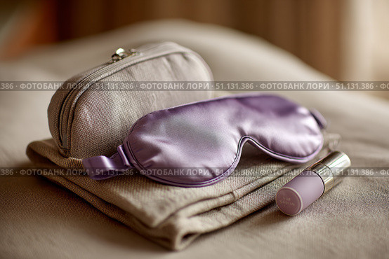 Sleep mask and travel pouch on soft fabric, promoting relaxation and sleep tourism concept. Стоковое AI-изображение, AI-художник Гайфуллина Дина / Фотобанк Лори