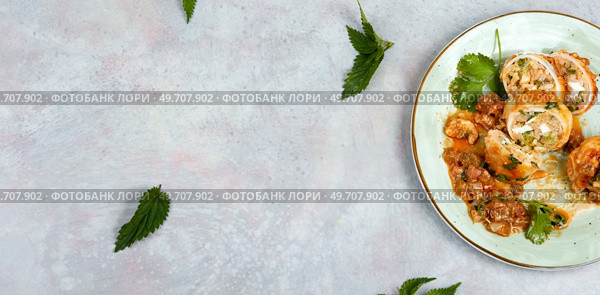 Sliced calamary or squid stuffed with rice and nettle herbs. Copy space.. Baked squid stuffed with rice, seafood. Стоковое фото, агентство Ingram Publishing / Фотобанк Лори