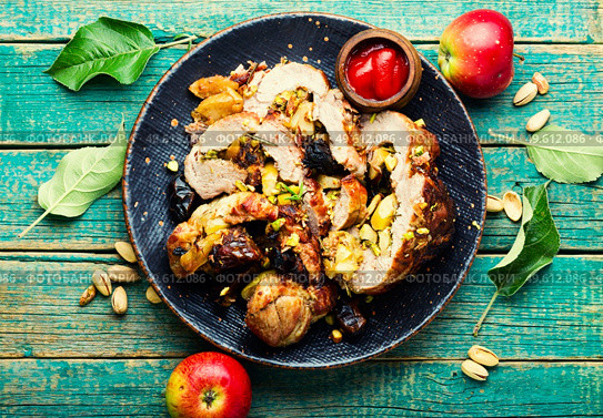 Sliced meatloaf with apples, dates and pistachios. Baked lean meat.. Meat roll with dates and apples. Стоковое фото, агентство Ingram Publishing / Фотобанк Лори