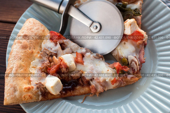 Slices of pizza with cheese with bell pepper and meat on a plate. Стоковое фото, фотограф Светлана Высокос / Фотобанк Лори