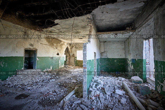 Сломанные перегородки заброшенного строения. Стоковое фото, фотограф Сергей Куров / Фотобанк Лори
