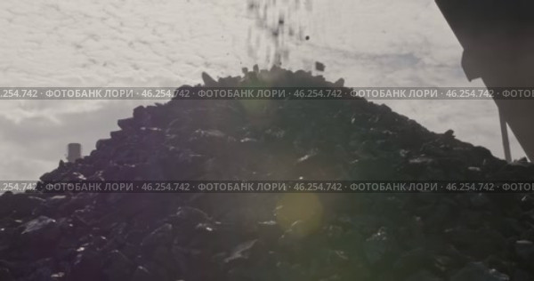 Slow motion mechanical coal grading. Machine for mechanical sorting of bulk materials into fractions. Rumble used to disperse materials such as coal, ore. Sorting and loading of anthracite. Стоковое видео, видеограф Сергей Тимофеев / Фотобанк Лори