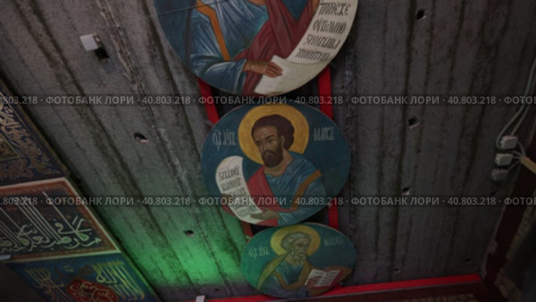 Small adjoining rooms with icons and symbols of Orthodoxy and Islam (2022 год). Редакционное видео, видеограф Потийко Сергей / Фотобанк Лори